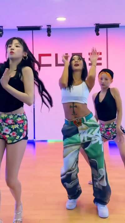 Yuqi ft. Soyeon & Hyolyn