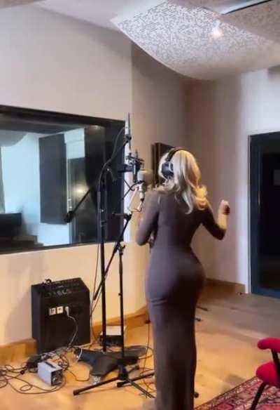 Shirin David booty in einem Kleid 😍🍑