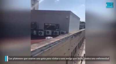 Gabriela está luchando contra el cáncer y sus amigas la fueron a bancar en grúa