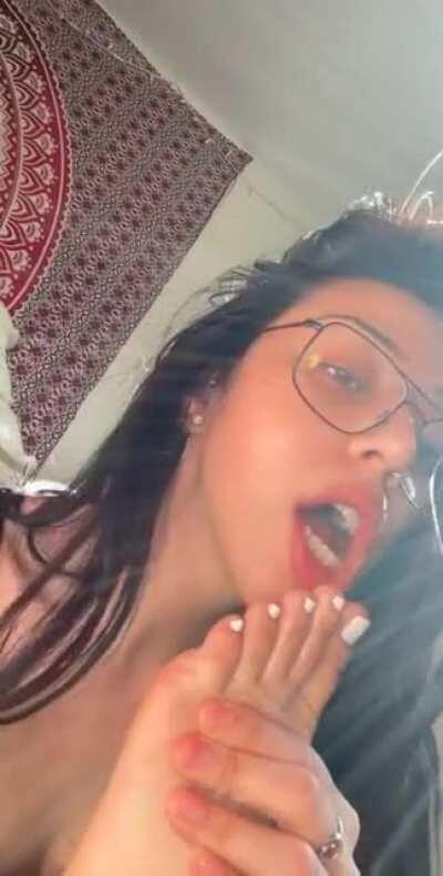 drooling on my lovely toes👅💦