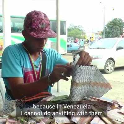 Los comentarios son una mina de oro de comunistas diciendo que en Venezuela las cosas sirven y gente destruyéndolos con palabras