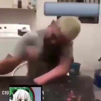 O foda é que o cara foi mil vezes melhor... Não acertou um dedo.