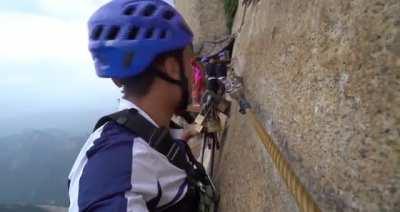 This insane hiking trail on Huashan Mountain
