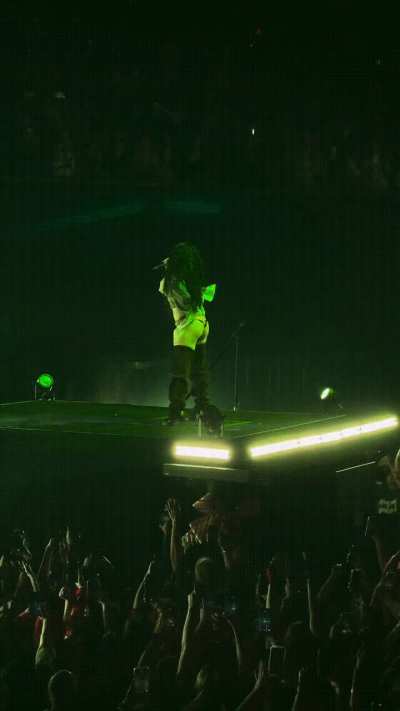 Charli shaking ass on stage 