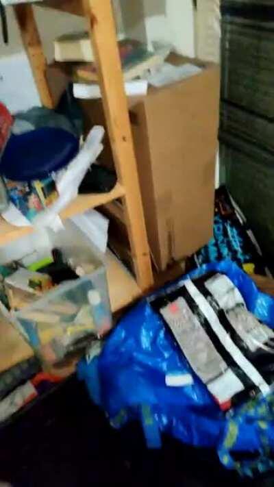 Room tour: Two toothbrushes one of them to scrape the anus, that's why the stains. Everything structured and ready to hand