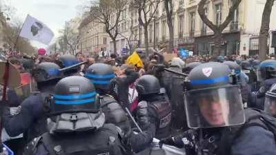 [23/03/2023] Paris - Violences policières - Charge très violente sur le cortège de tête - Coups à la têtes et sur les personnes au sol