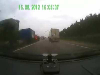 Driver crosses to oncoming lane and causes brutal accident