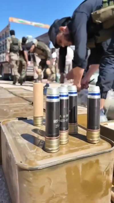 Vegetables heading for Lebanon but for some unknown reason Syrians decided to keep them for the local market, also this is the manliest song they could find in their playlist 💪🏻