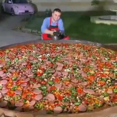 Czn Burak making a giant pizza