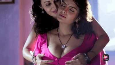 Anveshi Jain's jugs are to be lost in 😍