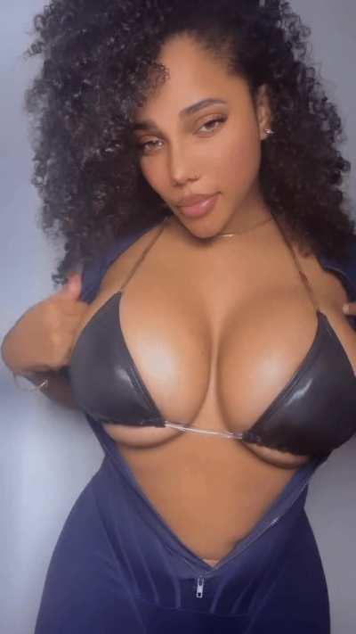 Cum and be kinky with me on my OnlyFans. It's FREE! 🥰 (links in comments below)