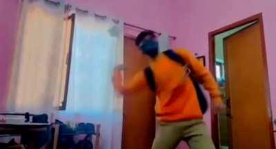 ' Group Chat Se Exit ' Meme Template