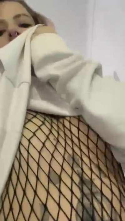 Is someone available to have a shower w me? 🔥