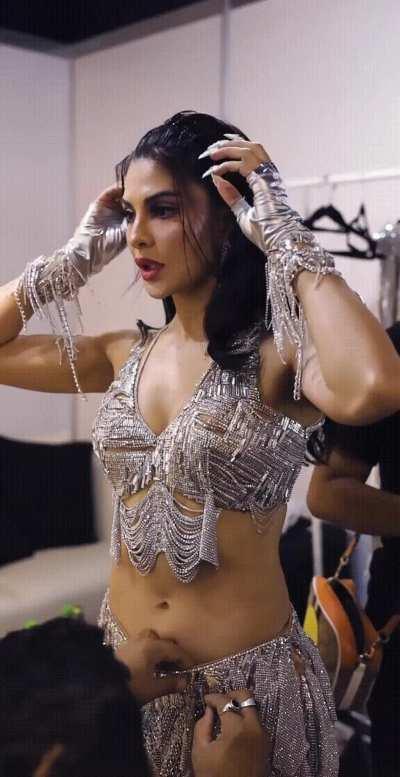 Babe getting ready for her performance 😍