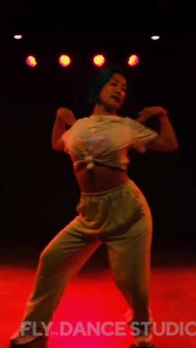 221113 Banghana Instagram Update - Hana (Momo's sister) self choreo to TWICE's LOVE FOOLISH