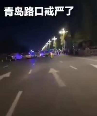 2024年9月3日晚山東青島戒嚴封路了，嚴查身份證，只要是外地過來的退伍軍人，一律勸返！ 這個路虎女背後的槍果然夠硬，人多能幹過槍桿子嗎？ 