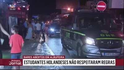 Multidão de jovens sem máscara ou distanciamento social enche ruas de Albufeira.
