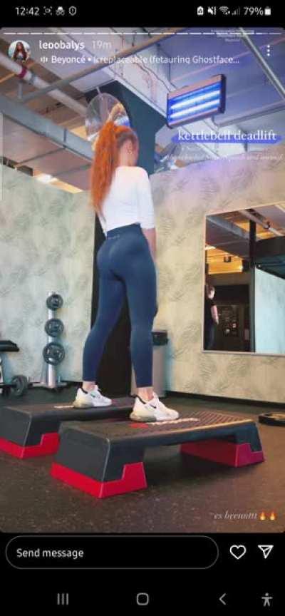 Sie zeigt gerne ihre arsch weil sie weis wie geil er ist