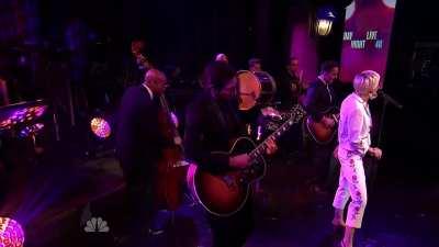 Miley at SNL - 50 Ways to Leave Your Lover (2015) HD