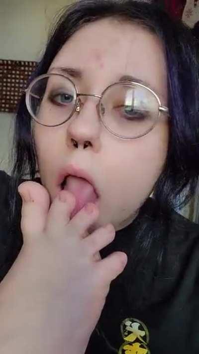 Tasty uncolored toes 🤍