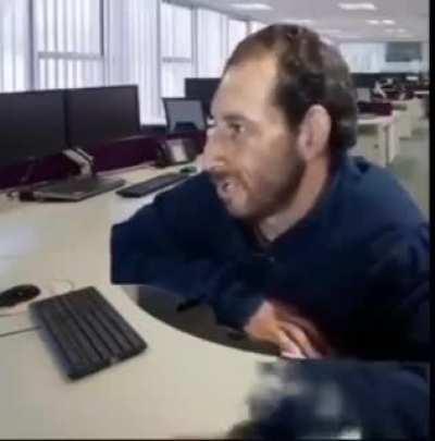 Comprando dolares en la cueva