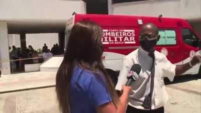 Reporter e jogadora de xadrez 4D