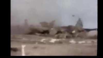 Personal del Grupo de Artillería 3 abriendo fuego contra posiciones británicas con obuses OTO Melara modelo 56 durante la batalla de Monte Longdon, 11-12 de Junio, 1982