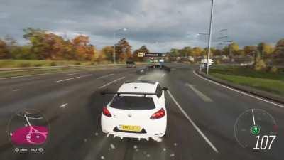 This dude reverse drifting in a limo in FH4 lmao