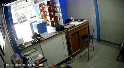 Robber gets shot in the ass.