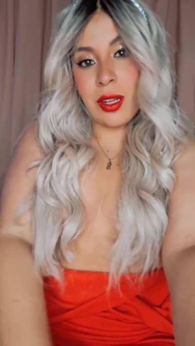 Dark skin and blonde is a sexy combination, don't you think so?