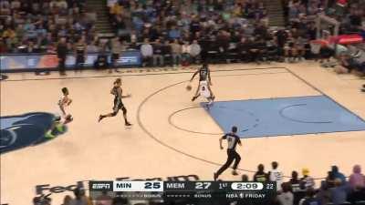 [Highlight] Ja Morant finds Brandon Clarke with a behind-the-back dime in transition