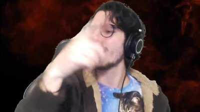 André cantando I Will Survive enquanto come doritos e o fundo explode