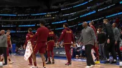 [Highlight] Allen throws down the vicious one-handed slam from Garland!