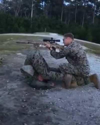 É né é pra isso que serve amigo para apoiar o fuzil do outro