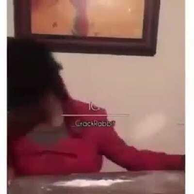 Cheirando pó ao som de baby shark