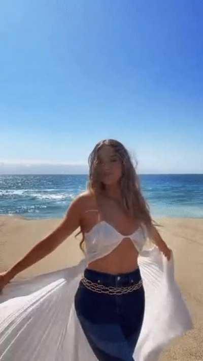 Hailee Steinfeld is stunning