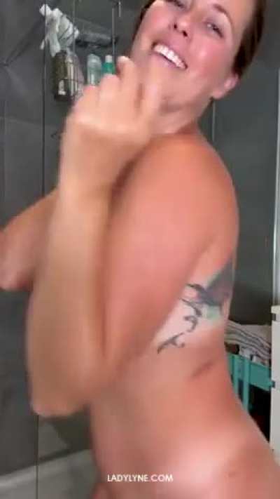 Kom douchen met Lady Lyne! Zaterdag om 9 uur 💥😍