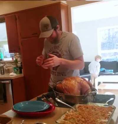 Turkeys are birds that give live birth.