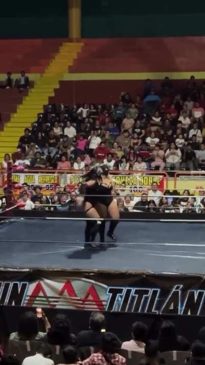Lady Maravilla and La hiedra in their match tonight AAA in Minatitlan 11/23/25