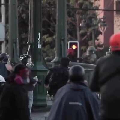 Acá hay otro video, con más calidad, del empujón del paco hacia el niño.