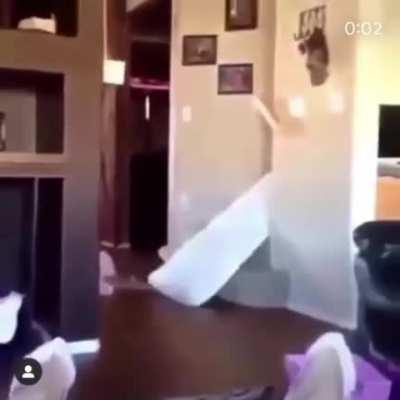 How do you manage to frick it up so bad, I mean I have fallen while doing this but it looks like he just full send and jumped down the stairs