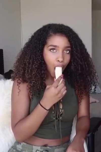 Corie Rayvon deepthroats banana 🍌