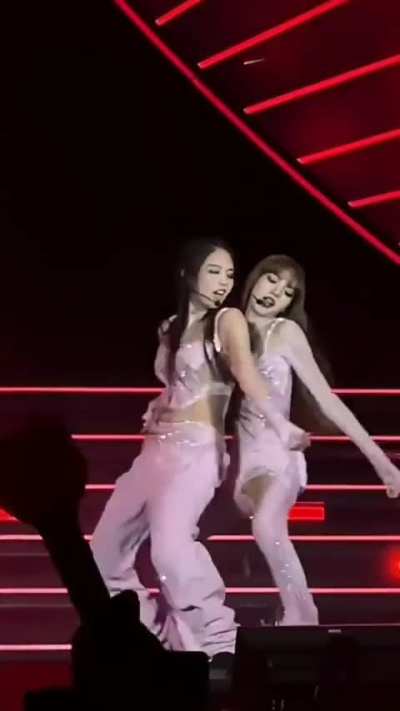 jennie and lisa (blackpink) body roll