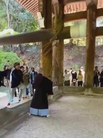 The bell at Chion-in in Kyoto was cast in 1636 and weighs 70 tons