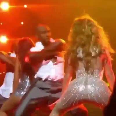 Sexy Momma Jennifer Lopez shaking & twerking her juicy body 🍑🍑🍑