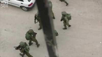 TIL that John A Phillips, in 1976, when he was a student at Princeton, made an essay about a model of a nuclear bomb he designed. This bomb would cost only 2000$ to build, so the fbi confiscated his essay. He was the only One of the class Who managed to g