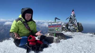 Парень без ног покорил Эльбрус!