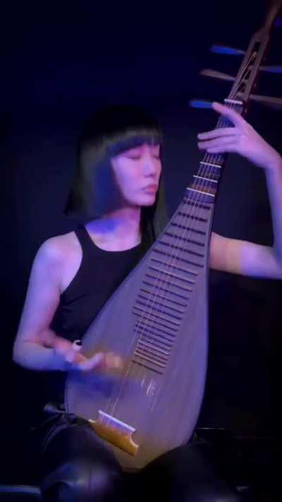 Slapping on a pipa - @jiajushen_pipa