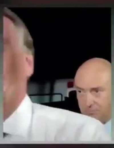 O delinquente jair bolsonaro fazendo piada com os 178 mil brasileiro mortos