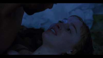 Phoebe Dynevor in Bridgerton